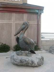 Бронзовый пеликан на набережной