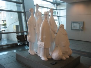 Скульптура в аэропорту