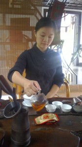 За какие-то 25 евро китайская девушка заварит и разольет для вас пару чашечек чая