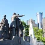 "Воон там - свобода". Монумент на берегу реки, в память о спасшихся от рабства в Канаде